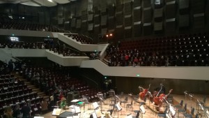 Das Gewandhaus füllt sich. Eine einsame Bassgeige hat soeben ihr Instrument gestimmt. (Copyright: litteratur.ch, 2016)