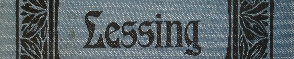 Schwarzer Druck. Auf blauem Hintergrund mit weißen Punkten (d.i. die Struktur des Leineneinbands) stehen links und rechts ein Teil des Rankenwerks eines Jugendstil-Rahmens, in der Mitte in Jugendstil-Lettern das Wort "Lessing". - Ausschnitt aus dem Buchcover.