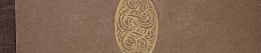 Teil des golden in braunen Karton geprägten Logos des Tempel-Verlags, bestehend aus den übereinander gestellten Fraktur-Buchstaben D, T und V, sowie ein paar Ornamenten. - Ausschnitt aus dem Buchcover.