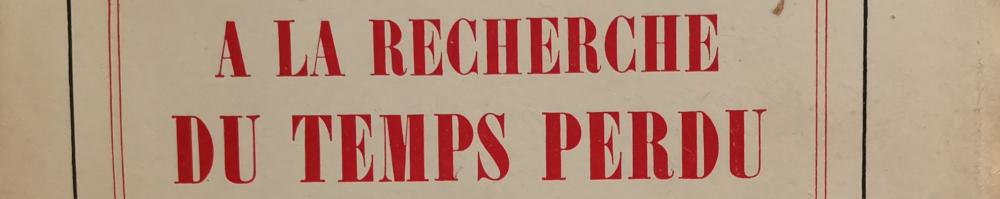 Schrift "A LA RECHERCHE DU TEMPS PERDU" rot auf beige. Ausschnitt aus Buchcover.