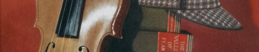 Vor scharlachrotem Hintergrund steht Sherlock Holmes' Geige (Ausschnitt) an einen Bücherstapel gelehnt (ebenfalls Ausschnitt; man erkennt den Titel "The Valley of Fear"), auf dem Stapel befindet sich Holmes' berühmte Deerstalker-Mütze (von unten angeschnitten). Das Ganze ist ein Ausschnitt aus dem Buchcover meiner Ausgabe.