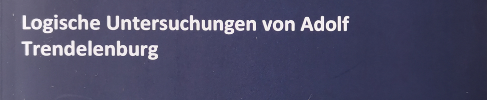 Weiße Schrift auf dunkelblauem Grund: "Logische Untersuchungen von Adolf Trendelenburg". Ausschnitt aus Buchcover.