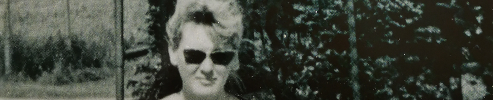 Fotografie: Kopf einer jungen Frau mit blonden Haaren und Sonnenbrille (wahrscheinlich Annie Ernaux) vor einem Gebüsch. Ausschnitt aus Buchcover.