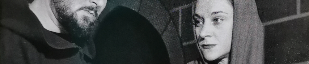 Schwarz-weißes Szenenfoto aus der Uraufführung des Stücks im Jahr 1951 (Regie: Louis Jouvet, Bühnenbild: Félix Labisse, Fotografie: Roger Viollet). Links die untere Gesichtshälfte des Schauspielers Pierre Brasseur (Goetz); rechts das Gesicht der Schauspielerin Maria Casarès (Hilda). Im Hintergrund die Kulissen eines gotischen Gewölbes. - Ausschnitt aus dem Buchcover.