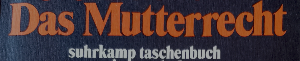 Auf dunklem (violettem) Hintergrund die Schrift "Das Mutterrecht" in orange, darunter "suhrkamp taschenbuch" in weiß. - Ausschnitt aus dem Buchcover.