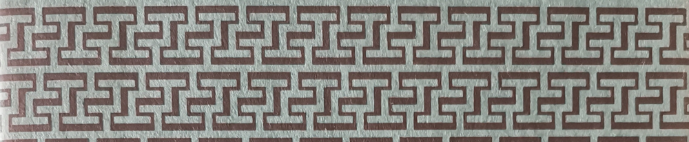 Braunes Muster auf grauem Hintergrund, an ein Mäander-Fries erinnernd, nur dass hier viele Friese übereinander gestellt sind - im vorliegenden Ausschnitt aus dem Buchcover sieht man aber nur deren zwei.