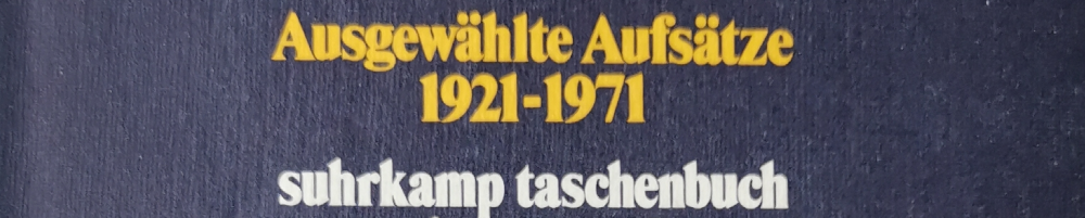 Gelbe Schrift auf violettem Grund: "Ausgewählte Aufsätze // 1921-1971". Darunter in weißer Schrift: "suhrkamp taschenbuch". - Ausschnitt aus dem Buchcover.