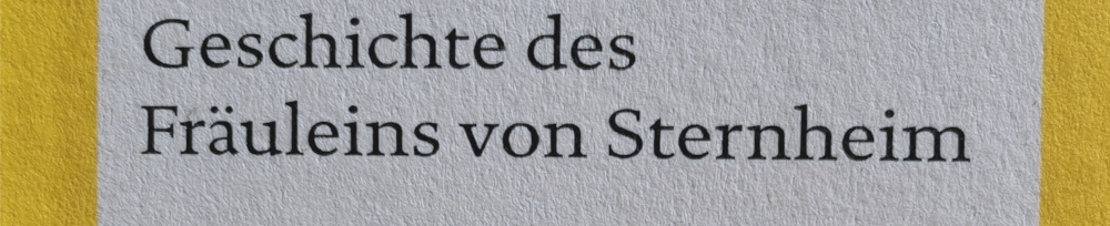 Zwei gelbe Streifen links und rechts am Rand des Bilds. In der Mitte, auf weißem Grund die schwarze Schrift: "Geschichte des // Fräuleins von Sternheim". - Ausschnitt aus dem Buchcover.