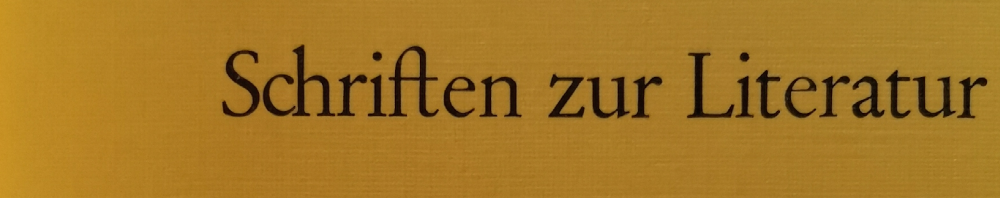 Schwarze Schrift auf gelbem Grund: "Schriften zur Literatur". - Ausschnitt aus dem Buchcover.