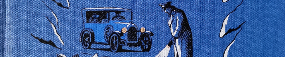 Zeichnung auf blauem Hintergrund: Wir blicken durch zwei tief verschneite Tannen auf eine Strasse. Dort leuchtet rechts ein Uniformierter mit einer Taschenlampe den Boden ab, während sich von links ein ein altmodischer Wagen (à la Ford T) mit drei Insassen nähert. - Ausschnitt aus dem Buchcover.