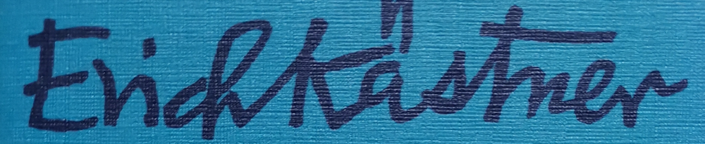 Dunkelblau auf hellerem Blau steht handgeschrieben in einem Zug die Unterschrift "ErichKästner". - Ausschnitt aus dem Buchcover.