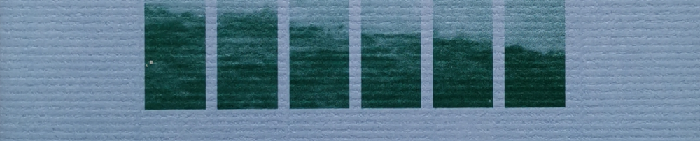 Auf hellblauem Grund, in grün-blau, eine in sechs Streifen geschnittene Fotografie einer Meeresbrandung. - Ausschnitt aus dem Buchcover.