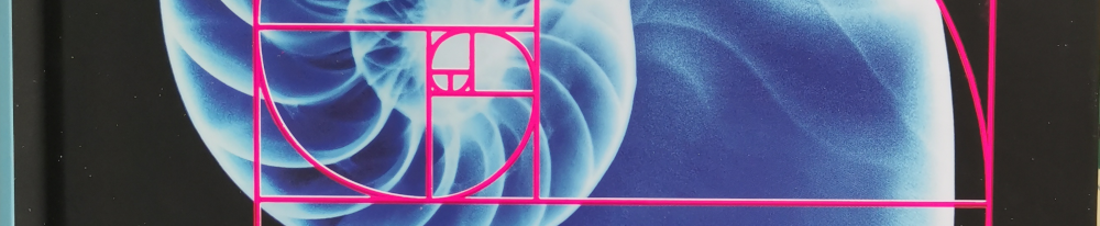 Links sieht man einen kleinen hellblauen Streifen, das ist der Büchrücken. Der Rest des Bildes zeigt auf schwarzem Hintergrund in Blautönen eine Röntgenaufnahme eines "Nautilus" (auf Deutsch: Gemeines Perlboot). Darüber ist in Rot das Goldene Ratio-Zeichen gedruckt, auch bekannt als logarithmische Spirale im Rechteck, Nautilus-Muschelform oder Leonardo Fibonacci Sequenz. Wir sehen im vorliegenden Ausschnitt aus dem Buchcover nur den Mittelpunkt der beiden Figuren.