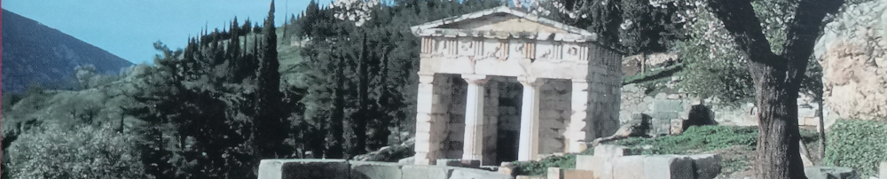 Vor dem Hintergrund einer hügligen und leicht bewaldeten grünen Landschaft steht ein kleines weißes Gebäude mit ungefähr quadrastischem Grundriss. Wir sehen ein paar Säulen, eine Vorhalle, eine Seitenmauer und das Dachfries. Es handelt sich um eine Fotografie des Schatzhauses der Athener an der Orakelstätte Delphi, die als Coverbild verwendet wurde, und von dem ich wiederum hier einen Ausschnitt wiedergebe.