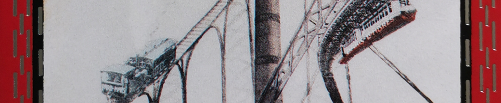 Links und rechts ein roter Streifen, dann gegen innen ein dünner schwarzer; beide sind unterbrochen durch goldene intermittierende Streifen, die an alte Lochkarten erinnern. Dies bildet einen Rahmen für eine kolorierte Zeichnung, die links eine dampfbetriebene Hochbahn auf einem Viadukt aus Stahl zeigt, rechts fährt eine Schwebebahn mit rotem Boden durchs Bild. In der Mitte ein Teil einer riesigen Marmorsäule. Ausschnitt aus dem Buchcover; das verwendete Bild heißt "Paris futur", © Kharbine Tapabor (das ist eine auf historische Bilder spezialisierte Fotoagentur in Paris).