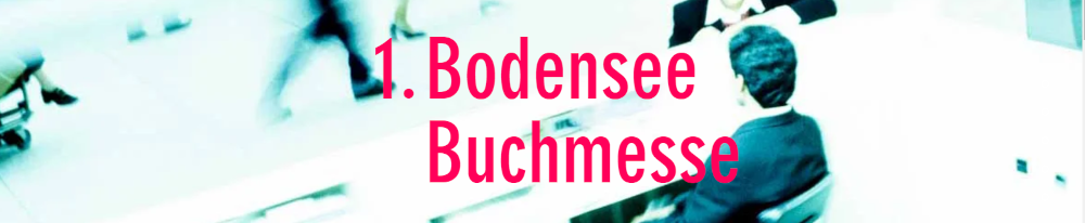 Auf zwei Zeilen, in roter Schrift: 1. Bodensee // Buchmesse. Als Hintergrund dient eine überbelichtete Fotografie von Menschen, die in einer Büroumgebung herumlaufen oder -sitzen. - Ausschnitt aus einer früheren Version der Veranstaltungs-Homepage.