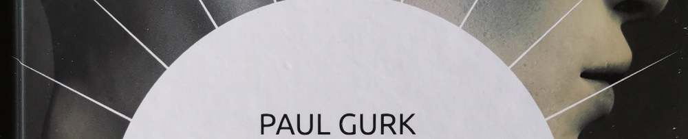 In der Bildmitte der obere Teil eines weißen Kreises, aus dem wie in den Sonnen-Zeichnungen der Kinder eine Art weißer Strahlen in regelmäßigen Abständen herausragen. Darin steht mit schwarzen Großbuchstaben der Name des Autors: PAUL GURK. Rechts außerdem noch – grünlich-bläulich – ein menschenähnliches Gesicht im Profil. Der Ausschnitt aus dem Buchcover zeigt nur Mund und Nase.